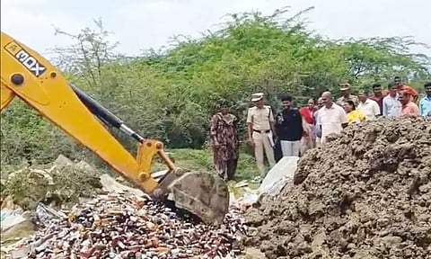 ஓமலூர் அருகே பறிமுதல் செய்யப்பட்ட 6,839 மதுபாட்டில்கள் அழிப்பு