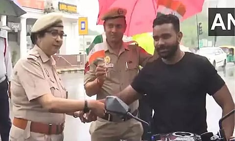 போக்குவரத்து விதிகளை மீறியவர்களுக்கு ராக்கி கயிறு கட்டிய பெண் போலீசார்