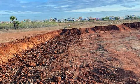 பாளையில் நீர்நிலைகளில் மண் அள்ள முழு தடை விதிக்க கோரிக்கை