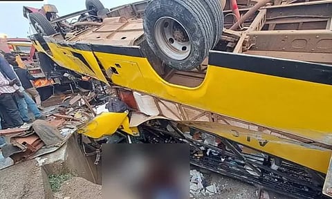 இறுதிச்சடங்கில் பங்கேற்றுவிட்டு வீடு திரும்பியபோது பஸ் கவிழ்ந்து விபத்து - 25 பேர் பலி