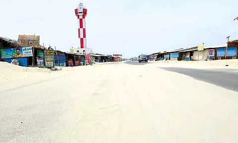 பலத்த சூறாவளி காற்று: தனுஷ்கோடியில் சாலையை மூடிய மணல்