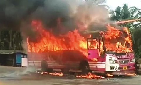 கேரளாவில் ஓடும் பஸ் திடீரென தீப்பிடித்து எரிந்தது; அதிர்ஷ்டவசமாக உயிர் தப்பிய பயணிகள்