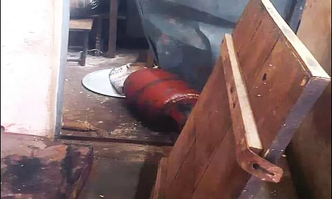 அரசு பள்ளிக்குள் புகுந்து கதவுகளை உடைத்த கரடி: மாணவர்கள், பெற்றோர் அச்சம்