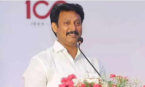 புத்தகத்தை பார்த்து தேர்வு எழுதினால் அறிவு எப்படி வளரும்? அமைச்சர் கேள்வி