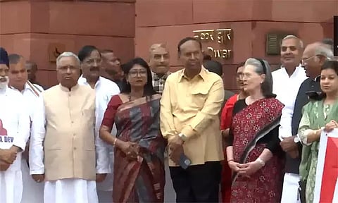 நாடாளுமன்ற வளாகத்தில் இந்தியா கூட்டணி எம்.பி.க்கள் ஆர்ப்பாட்டம்