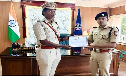 ஒருவரை ஒருவர் கத்தியால் தாக்கி தகராறு: தடுத்து நிறுத்திய எஸ்.ஐ.க்கு தூத்துக்குடி எஸ்.பி. பாராட்டு