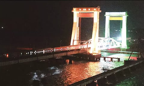 பாம்பன் தூக்குப்பாலத்தில் திடீர் கோளாறு... ரெயில்கள் தாமதம்