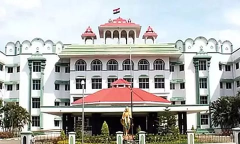 உள்நோக்கம் இன்றி பெண்ணின் கையை பிடித்து இழுப்பது குற்றமாகாது - ஐகோர்ட் மதுரை கிளை