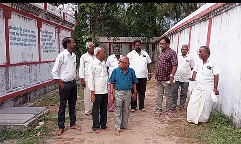 கோவிலை பார்வையிட்ட அதிகாரிகள்