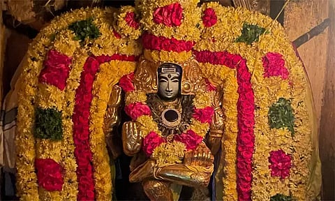 ஆலங்குடியில் குருவார வழிபாடு.. தங்க கவச அலங்காரத்தில் அருள்பாலித்த குரு பகவான்