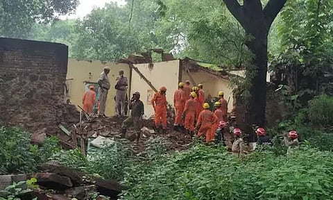 டெல்லியில் தர்காவின் மேற்கூரை இடிந்து விழுந்து விபத்து; 6 பேர் பலி