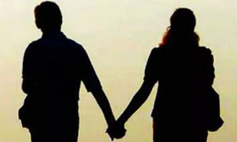 போலீசார் கண்டித்ததால் விபரீதம்.. கள்ளக்காதலியை கொன்று வாலிபர் தற்கொலை