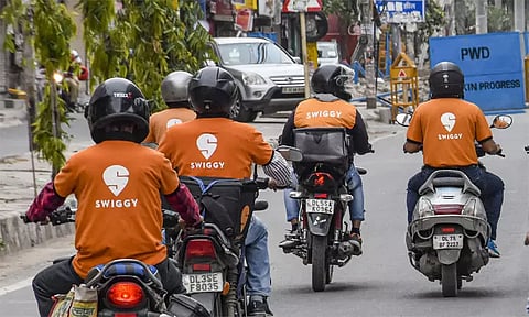 பயன்பாட்டு கட்டணத்தை உயர்த்திய ஸ்விக்கி : வாடிக்கையாளர்கள் அதிர்ச்சி