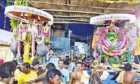 திருச்செந்தூர் ஆவணித் திருவிழா: தங்கமுத்துகிடா- வெள்ளி அன்ன வாகனத்தில் சுவாமிகள் வீதி உலா