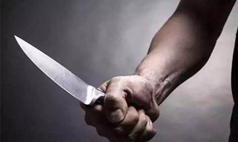 நெல்லையில் பரபரப்பு; காதல் விவகாரத்தில் வாலிபருக்கு கத்திக்குத்து - பெண்ணின் தந்தைக்கு போலீஸ் வலைவீச்சு