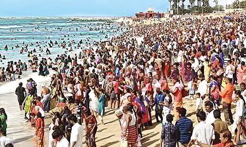 திருச்செந்தூர் கடலில் நீராடியபோது அலையில் சிக்கி கால் முறிவு - கவனமாக கடலில் நீராட அறிவுறுத்தல்