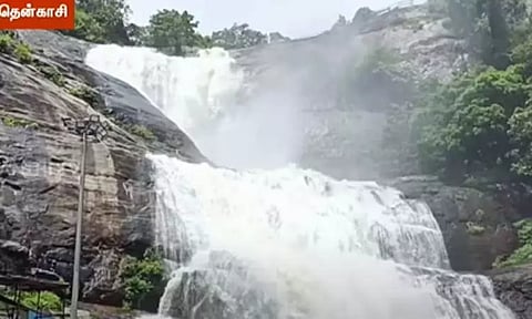 குற்றாலம் மெயின் அருவியில் குளிக்க தடை - சுற்றுலா பயணிகள் ஏமாற்றம்