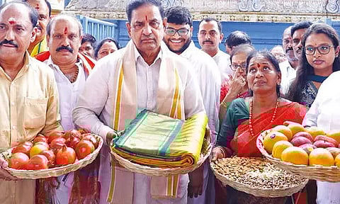 திருத்தணி முருகப்பெருமானுக்கு திருப்பதி ஏழுமலையானின் பட்டு வஸ்திரம் சமர்ப்பணம்