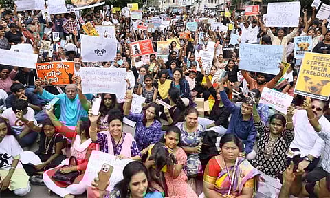 சென்னை: தெருநாய்களை காப்பகங்களில் அடைப்பதை எதிர்த்து விலங்குகள் நல வாரிய அமைப்புகள் பேரணி