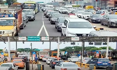 சென்னை திரும்பும் மக்கள்: உளுந்தூர்பேட்டை சுங்கச்சாவடியில் கடும் போக்குவரத்து நெரிசல்