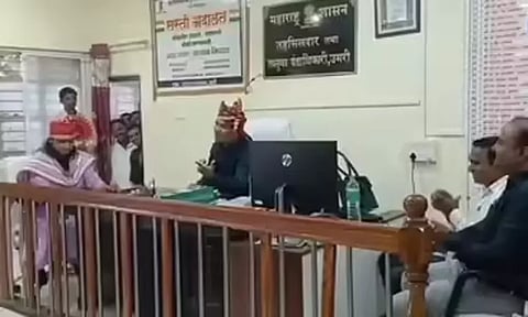 பிரிவு உபசார நிகழ்ச்சியில் சினிமா பாடல் பாடிய தாசில்தார் சஸ்பெண்ட்