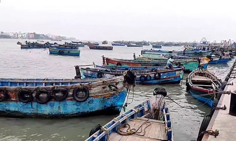 ராமேசுவரம் மீனவர்கள் தொடர் வேலை நிறுத்தம்; ரூ.7 கோடி வருவாய் இழப்பு