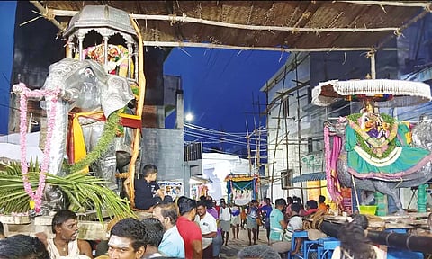 திருச்செந்தூர் கோவில் ஆவணி திருவிழா: வெள்ளி யானை வாகனத்தில் சுவாமி, அம்பாள் வீதிஉலா