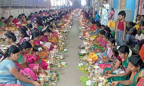 தேவகோட்டை புவனேஸ்வரி அம்மன் கோவிலில் திருவிளக்கு பூஜை