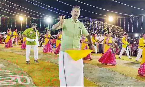 ஒயிலாட்டம் ஆடிய முன்னாள் அமைச்சர் எஸ்.பி.வேலுமணி