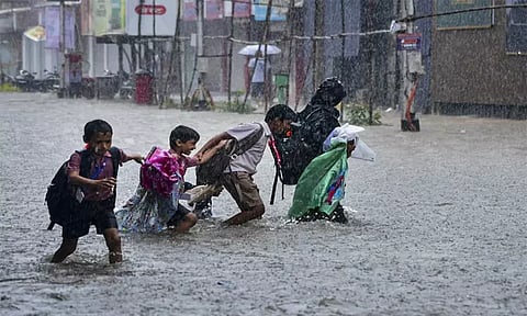 மும்பையில் வெளுத்து வாங்கும் கனமழை; போக்குவரத்து கடும் பாதிப்பு