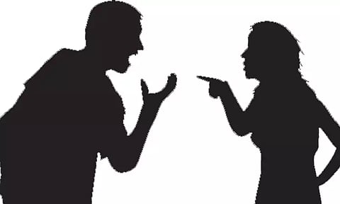 பஸ் நிறுத்தத்தில் கடும் வாக்குவாதம்.. மாமியார் கை விரலை கடித்து துப்பிய மருமகன்