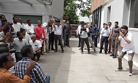 உலக புகைப்பட தினம்: புகைப்பட கலைஞர்களை போட்டோ எடுத்து அசத்திய மு.க.ஸ்டாலின்