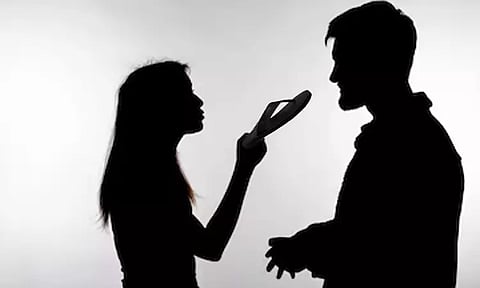 சென்னை: ஓடும் பஸ்சில் பாலியல் சில்மிஷம் செய்த முதியவரை செருப்பால் அடித்த மாணவி