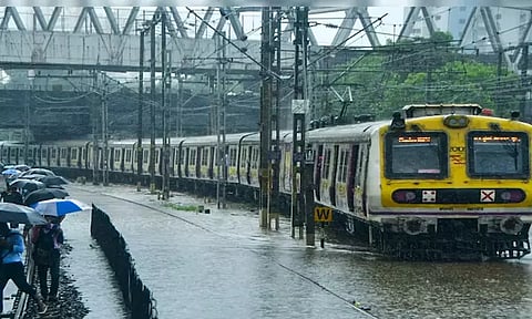 கனமழையால் மிதக்கும் மும்பை; புறநகர் ரெயில் சேவை பாதிப்பு