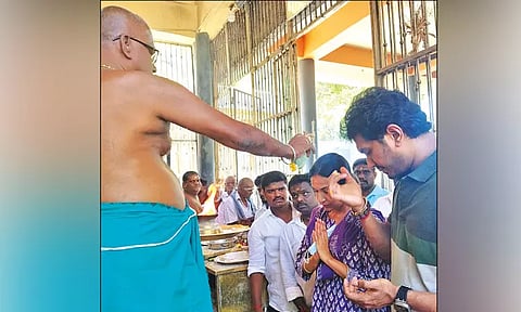 கள்ளழகர், திருப்பரங்குன்றம் கோவில்களில் ரஜினிகாந்த் மகள் தரிசனம்