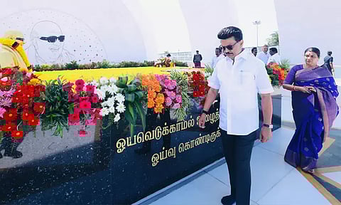 50வது திருமணநாளை முன்னிட்டு கருணாநிதி நினைவிடத்தில் மு.க. ஸ்டாலின் மரியாதை