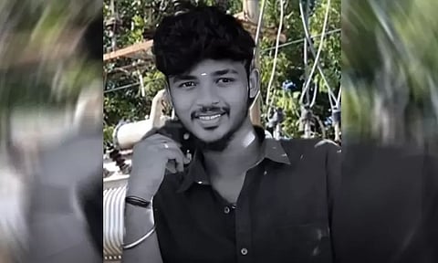 தவெக மாநாட்டுக்காக பேனர் வைக்க முயன்ற கல்லூரி மாணவர்.. மின்சாரம் பாய்ந்து உயிரிழந்த சோகம்