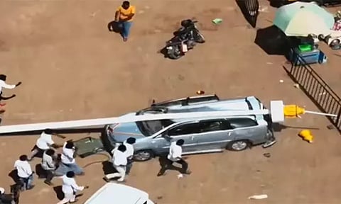 மதுரை தவெக மாநாடு: 100 அடி கொடிக்கம்பம் திடீரென கீழே விழுந்ததால் பரபரப்பு