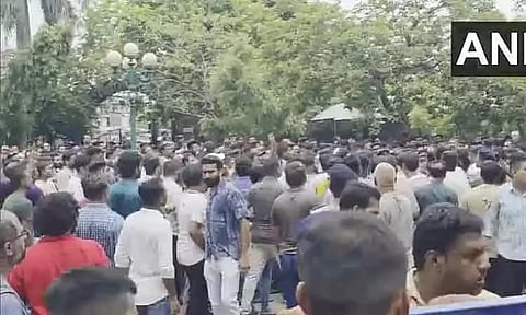 குஜராத்: 10-ம் வகுப்பு மாணவனை கத்தியால் குத்தி கொன்ற 8-ம் வகுப்பு மாணவன்; பள்ளி சூறையாடல்