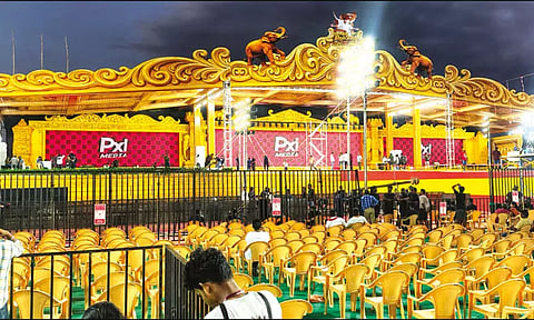 தொண்டர்கள் குவிகிறார்கள்; மதுரையில் இன்று த.வெ.க. மாநாடு