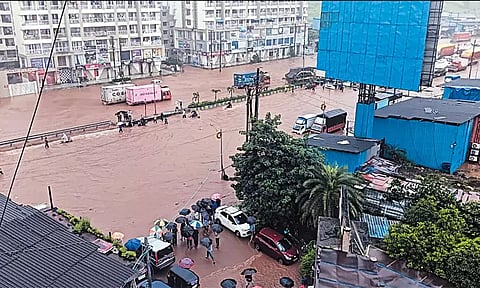 வெள்ள பாதிப்பில் இருந்து இயல்பு நிலை திரும்புகிறது மும்பை