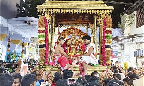 திருச்செந்தூர் கோவிலில் ஆவணித்திருவிழா: சிவப்பு சாத்தி கோலத்தில் சுவாமி சண்முகர் வீதி உலா