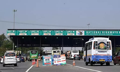 இருசக்கர வாகனங்களுக்கு சுங்கக்கட்டணம் வசூலிக்கும் திட்டம் இல்லை - மத்திய அரசு தகவல்