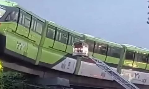 அதிக பாரம்... அந்தரத்தில் நடுவழியில் நின்ற ரெயிலால் பரபரப்பு