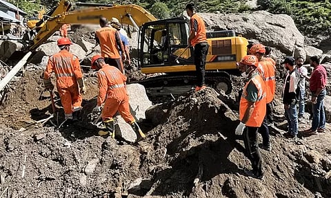 காஷ்மீரில் ஏற்பட்ட நிலச்சரிவு, திடீர் வெள்ளம்: மாயமான 33 பேரை தேடும் பணி தீவிரம்