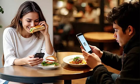 ஸ்மார்ட்போன் பார்த்தபடியே உணவு சாப்பிடுகிறீர்களா..? - அப்படியென்றால் இதை தெரிந்து கொள்ளுங்கள்