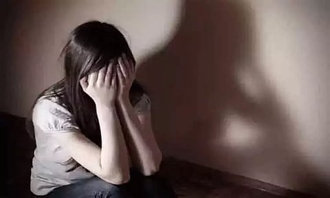 பக்கத்து வீட்டுக்காரர்களை நம்பி காரில் சென்ற இளம்பெண் பாலியல் பலாத்காரம் - இருவர் கைது