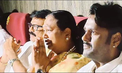 ‘கேப்டன் பிரபாகரன்’ படத்தை குடும்பத்துடன் பார்த்த பிரேமலதா... விஜயகாந்தை பார்த்ததும் கண்கலங்கினார்