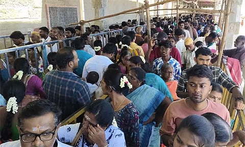 சாமி தரிசனம் செய்ய வரிசையில் காத்திருந்த பக்தர்கள்.