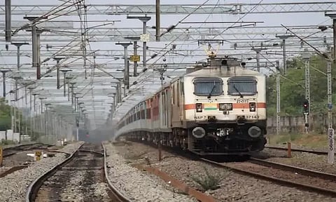 மதுரையில் தண்டவாளம் புதுப்பித்தல் பணி: ஈரோடு-செங்கோட்டை ரெயில் சேவையில் மாற்றம்